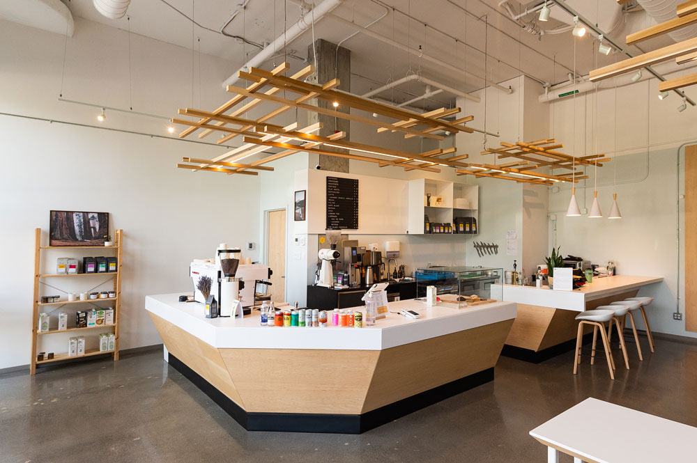 Vue intérieure du Café Redwood à Montréal après la transformation effectuée par notre entrepreneur général et designer d'intérieur.