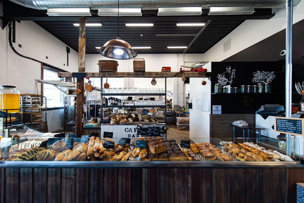 À l'intérieur de Le P'tit Atelier Boulangerie à Montréal après le réaménagement effectué par notre entrepreneur général et designer d'intérieur.