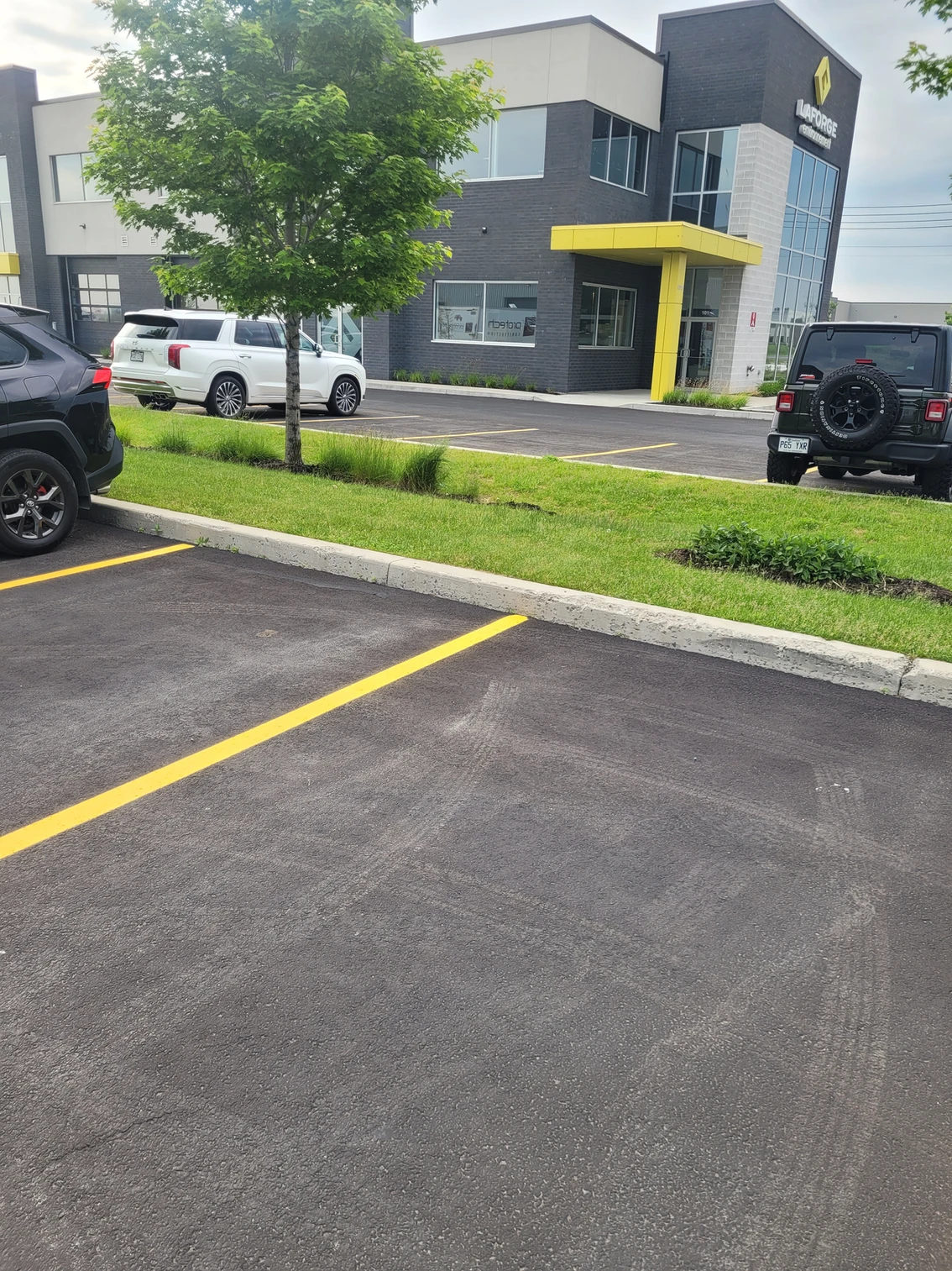 Un stationnement avec bordure en béton à l'extérieur d'une de nos transformations de construction.