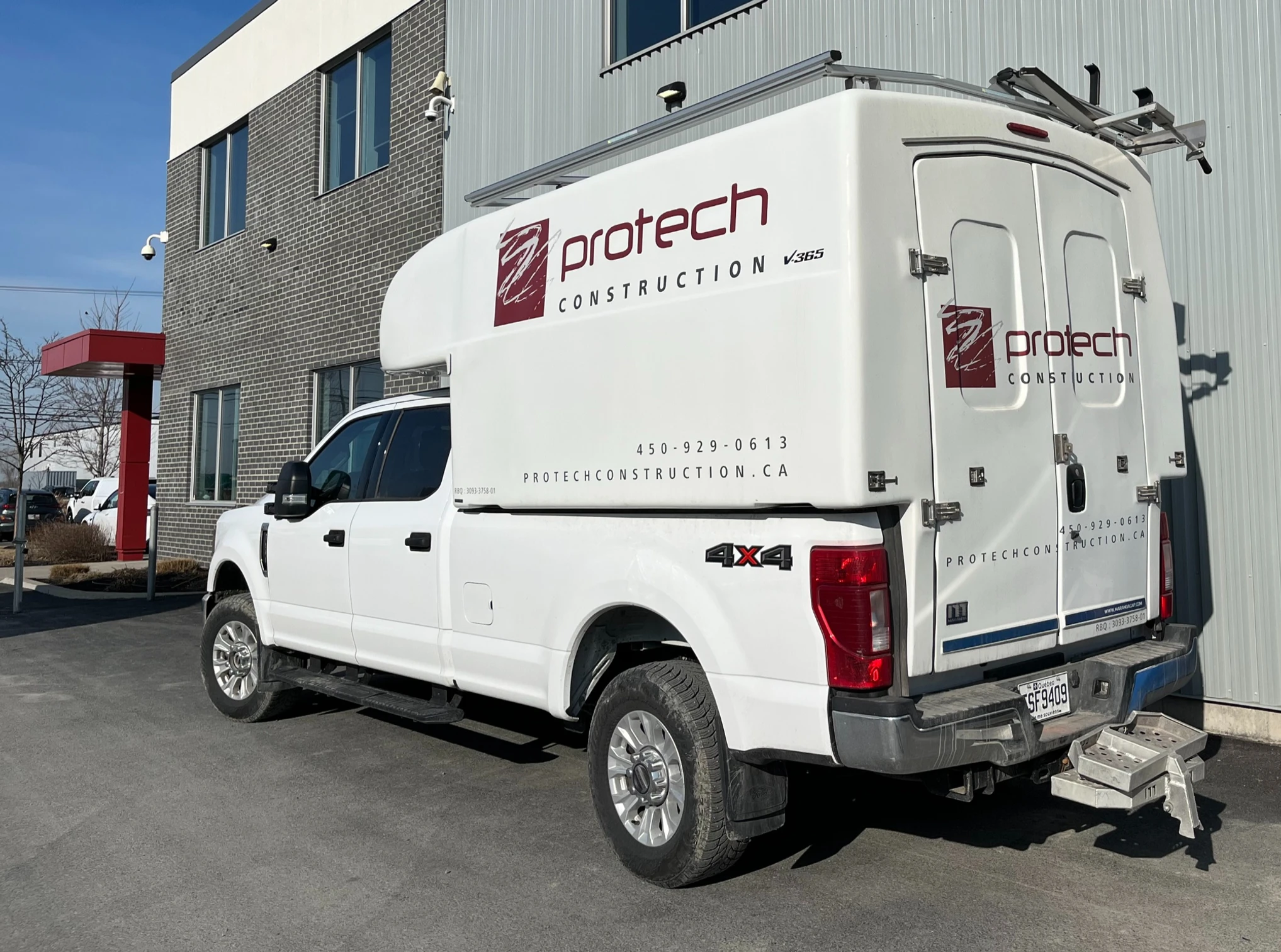 Camion de construction Protech garé sur le site d'un projet d'aménagement intérieur.