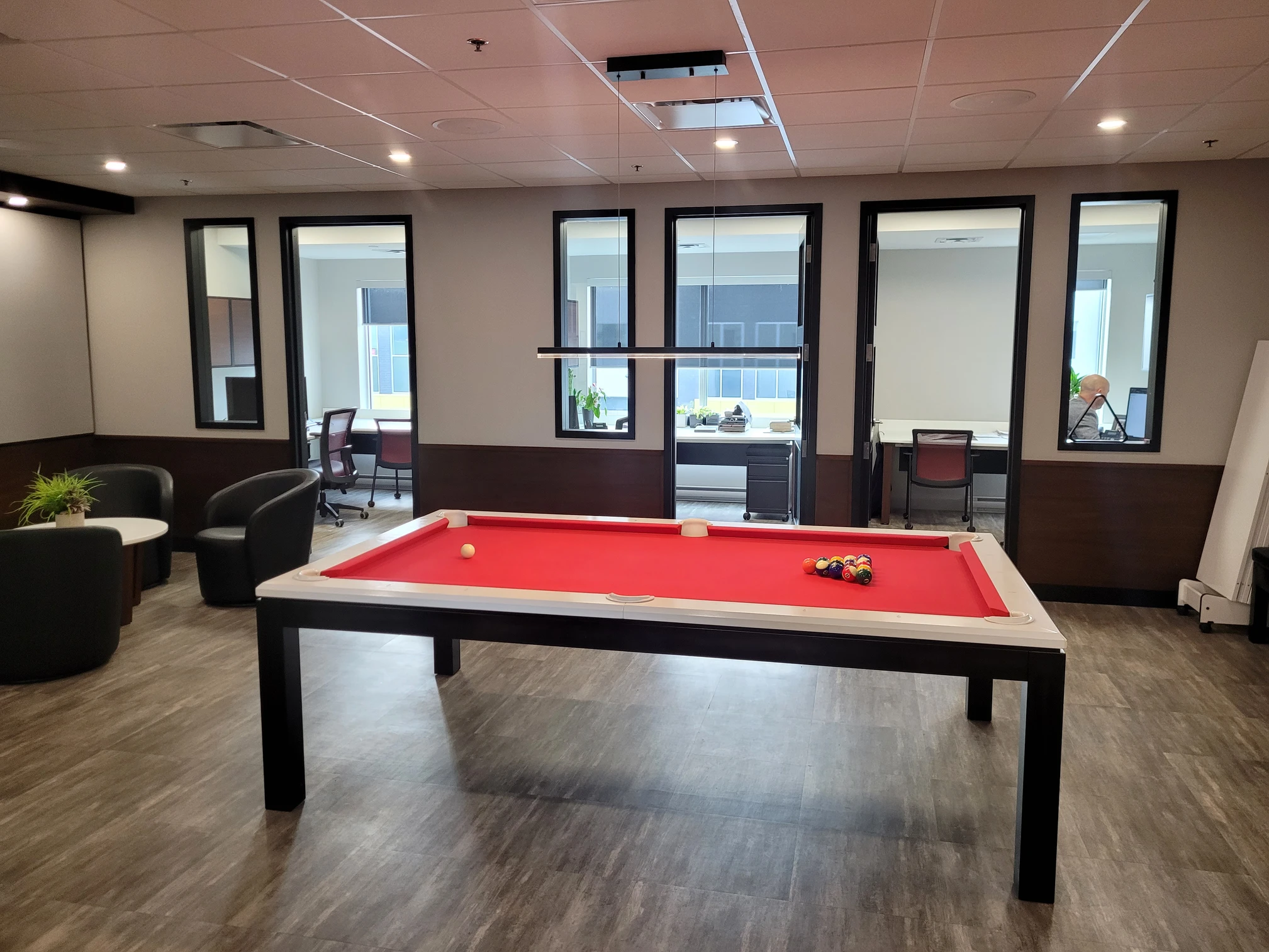 Siège social de Protech Construction avec une table de billard.