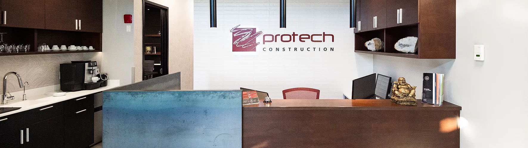 Vue intérieure du siège social de Protech Construction après la transformation réalisée par notre entrepreneur général.