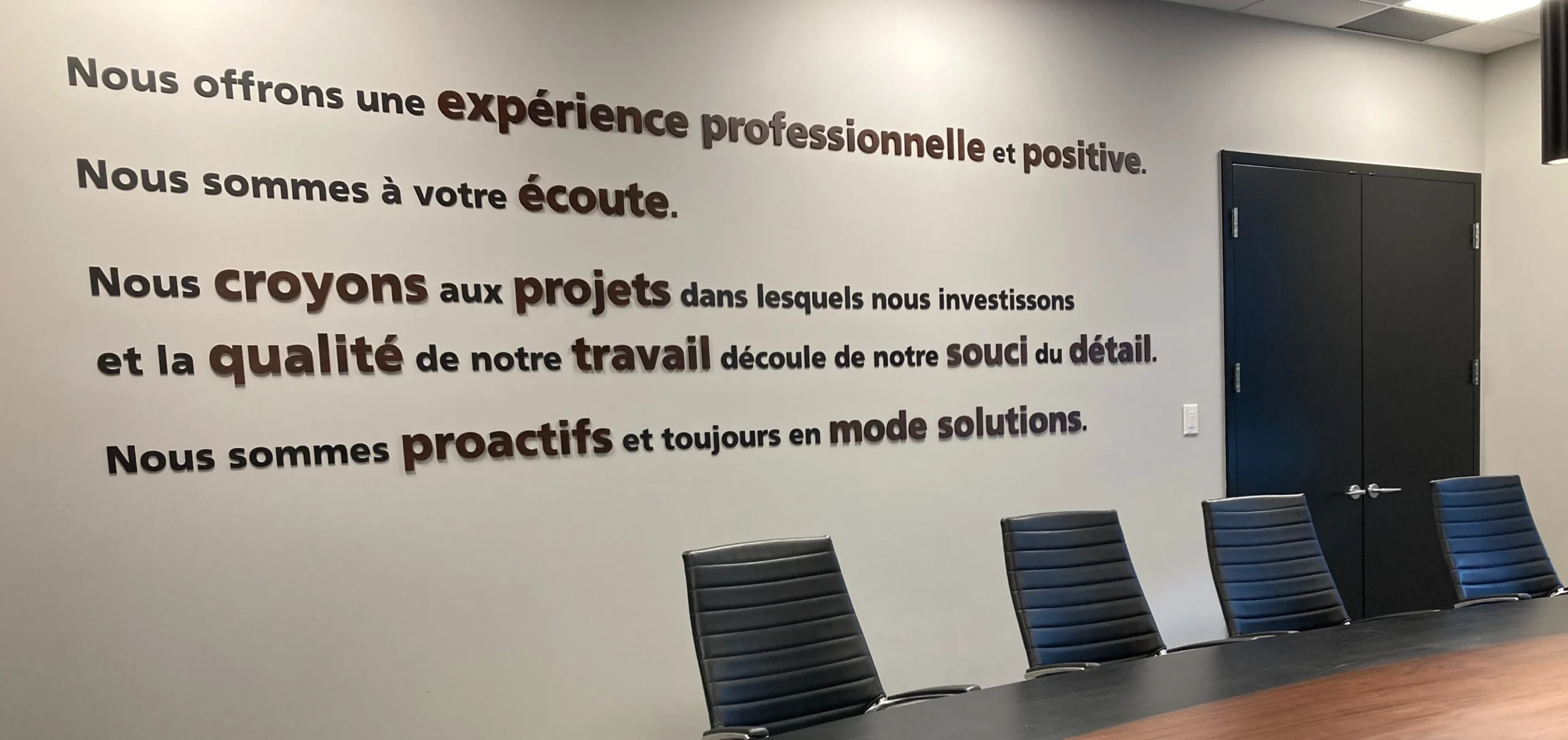 Une citation affichée sur le mur du siège social de Protech Construction, mettant en avant leur engagement envers l'imputabilité.