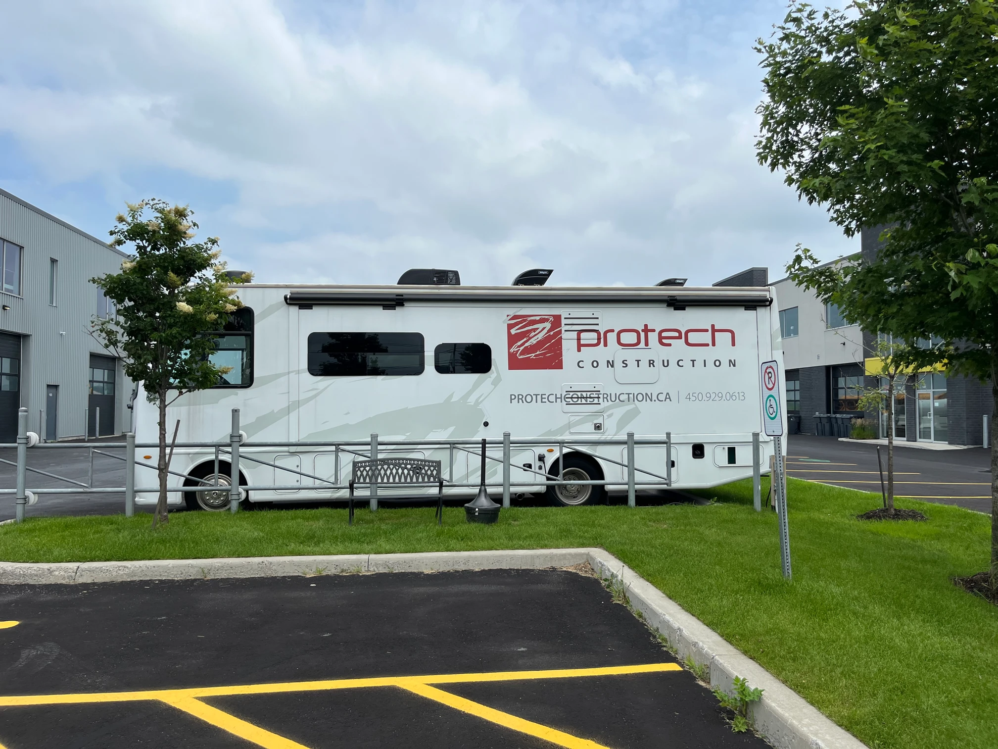 Véhicule motorisé de Protech Construction stationné sur un chantier.