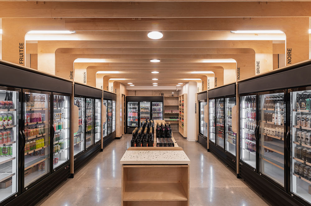 Vue intérieure du Décapsuleur Micro-brasserie à Montréal après la transformation réalisée par notre entrepreneur général et designer d'intérieur.