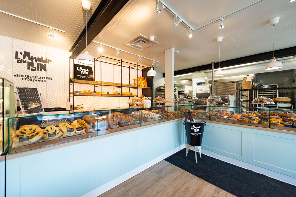 Vue intérieure de L’Amour du Pain Boulangerie à Boucherville après la transformation effectuée par notre entrepreneur général et designer d'intérieur.