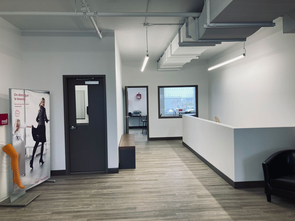 Vue intérieure de Medi Canada à Varennes après la transformation réalisée par notre entrepreneur général et designer d'intérieur.