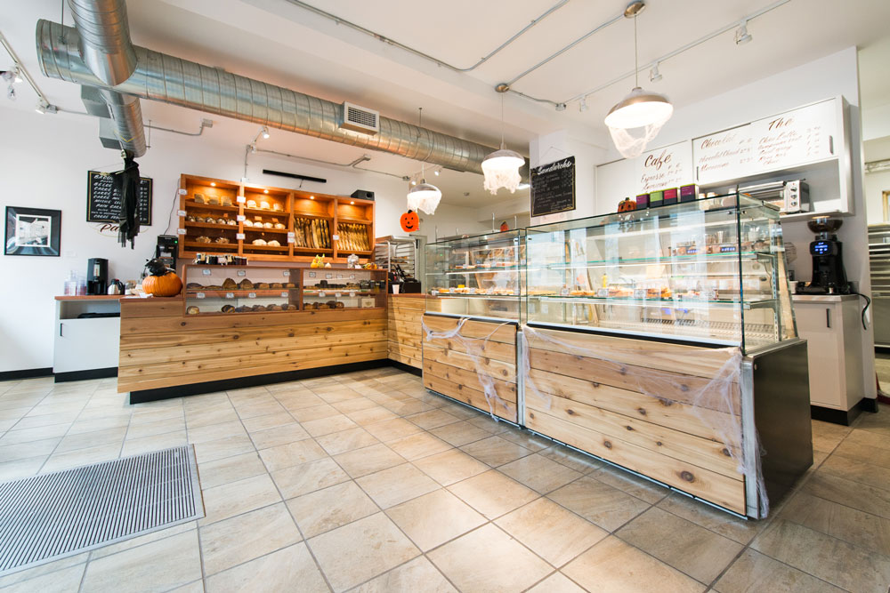 À l'intérieur de Le P'tit Atelier Boulangerie à Montréal après le réaménagement effectué par notre entrepreneur général et designer d'intérieur.