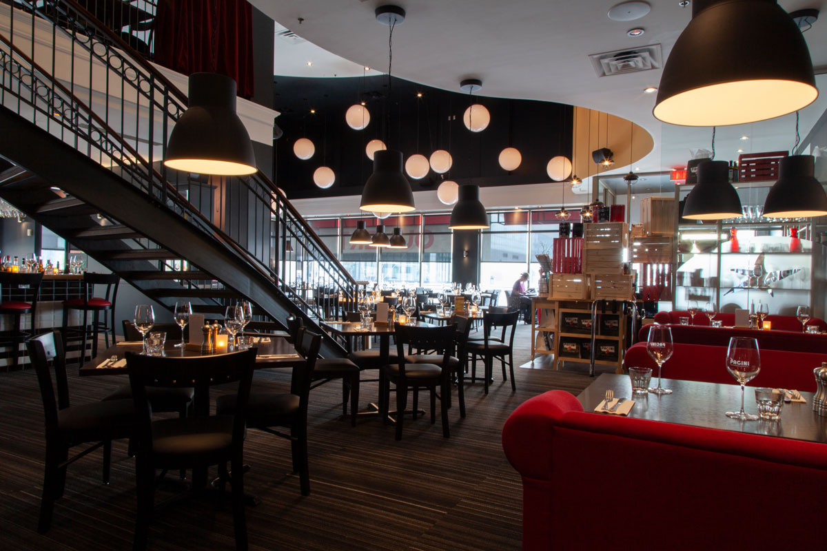 Vue intérieure du restaurant Pacini à St-Hyacinthe après la rénovation effectuée par notre entrepreneur général et designer d'intérieur.