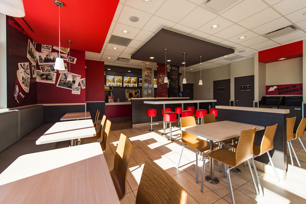 Vue intérieure du restaurant KFC à Kirkland après la transformation effectuée par notre entrepreneur général et designer d'intérieur.