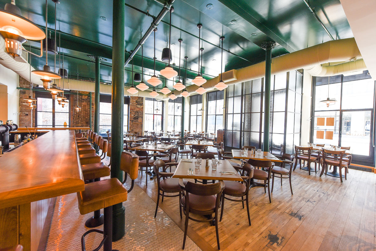 Vue intérieure du Restaurant Le Vallier à Montréal après la rénovation effectuée par notre entrepreneur général et designer d'intérieur.
