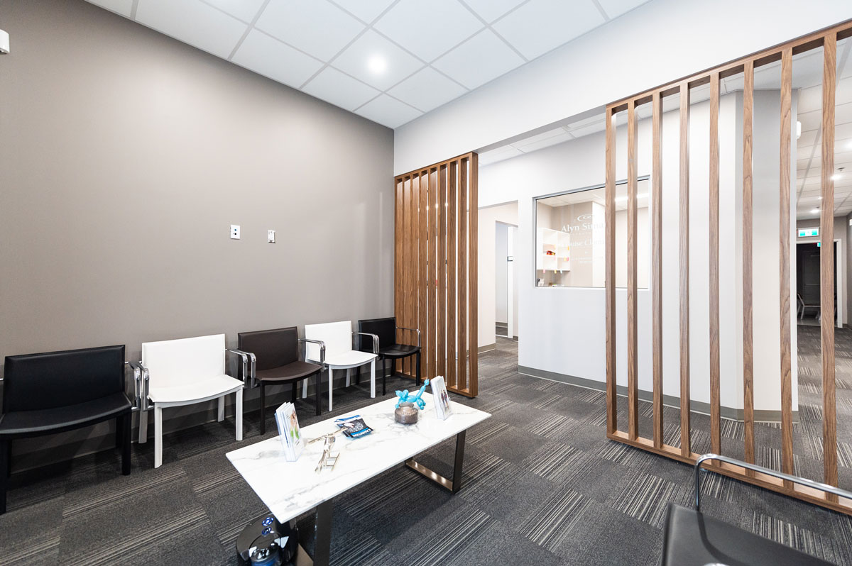 Vue intérieure de la Clinique dentaire Dentwest à Montréal après la rénovation effectuée par notre entrepreneur général et designer d'intérieur.