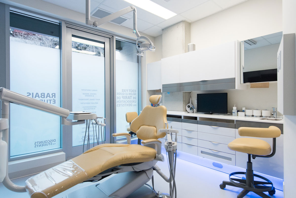 Vue intérieure de la Clinique dentaire Oracare à Montréal après la rénovation effectuée par notre entrepreneur général et designer d'intérieur.