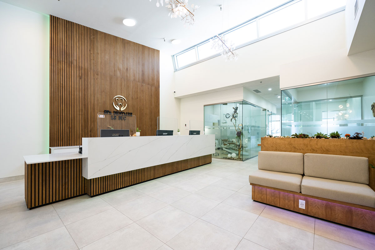 Vue intérieure de la Clinique dentaire Leduc à Montréal après la transformation réalisée par notre designer d'intérieur et entrepreneur général.