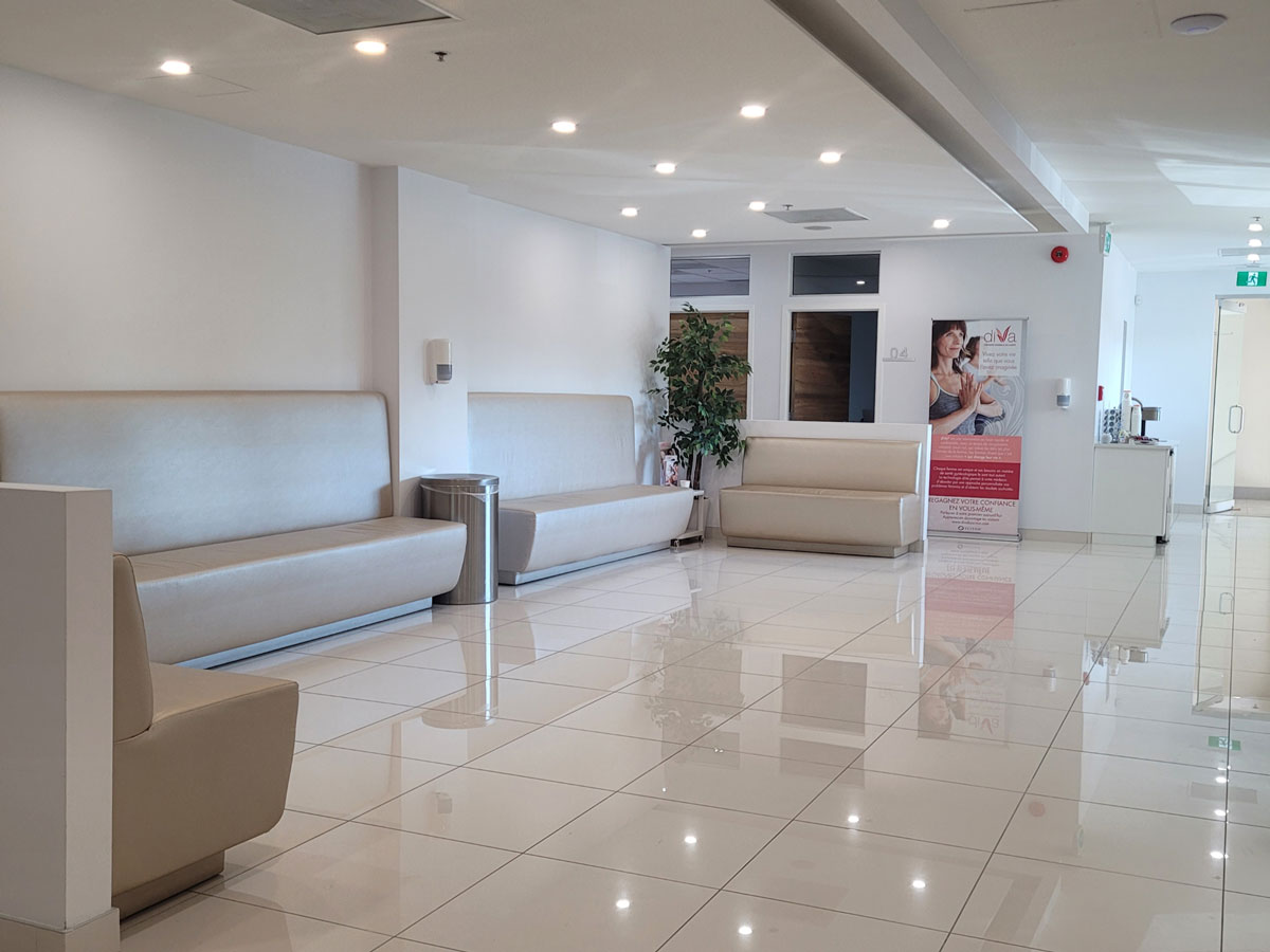 Vue intérieure de la Clinique ELNA Urologie à Montréal après l'aménagement réalisé par notre entrepreneur général et designer d'intérieur.