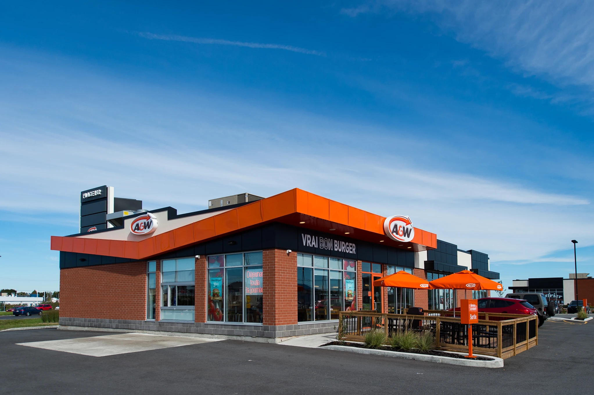 Vue extérieure du restaurant A&W, l'un de nos projets de construction et de design.